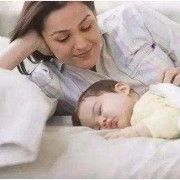 孕妇不睡觉胎儿会睡吗（宝宝出生10天，天天睡觉，也不吃奶）